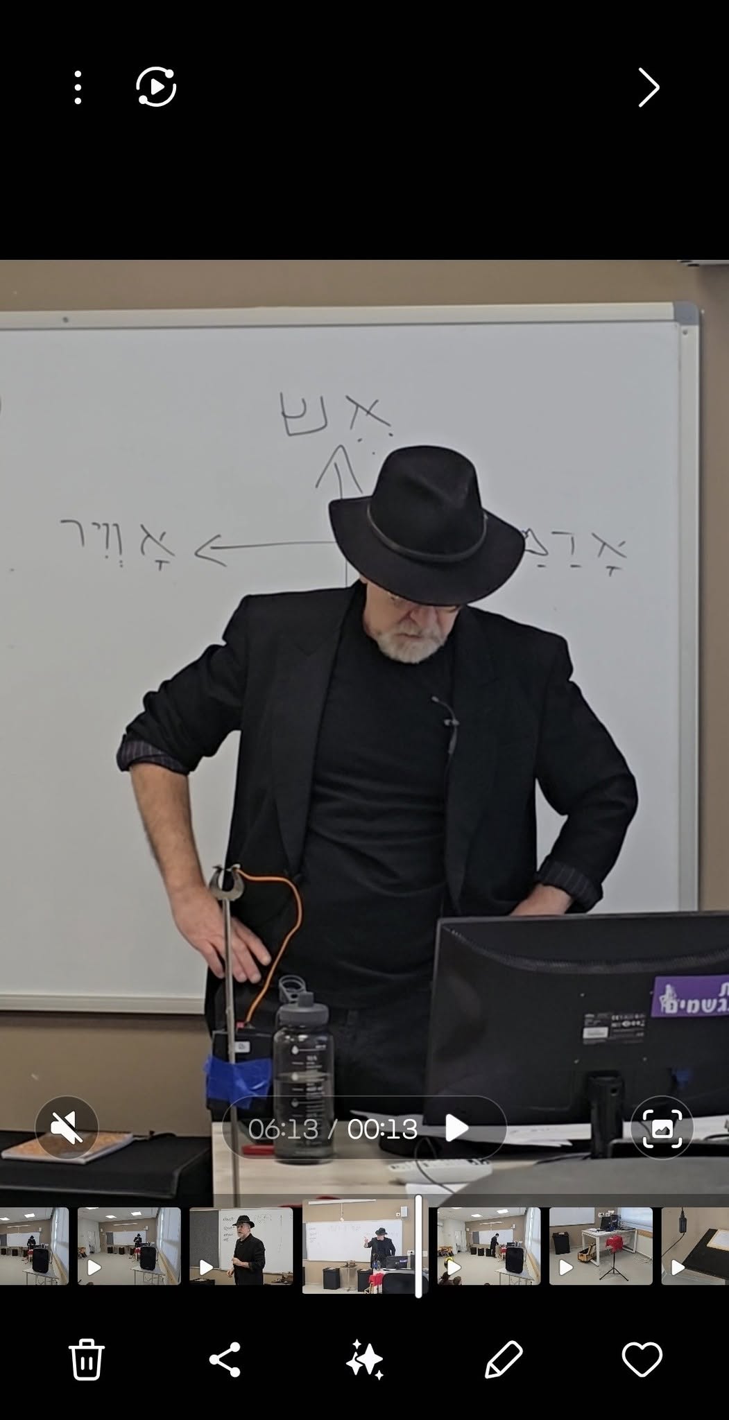 קליוסטרו מלמד קסמים